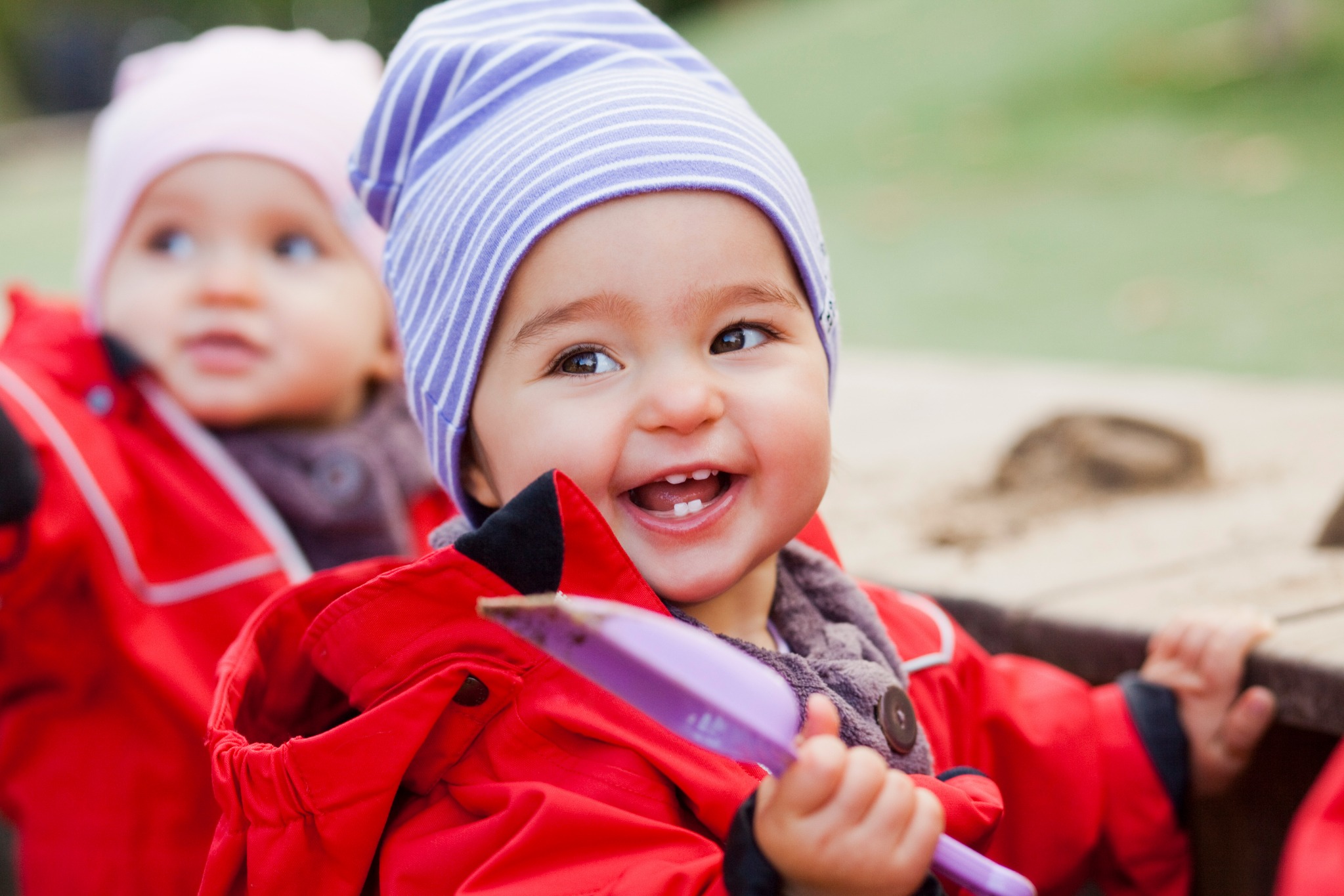 Enfant souriant à l’extérieur