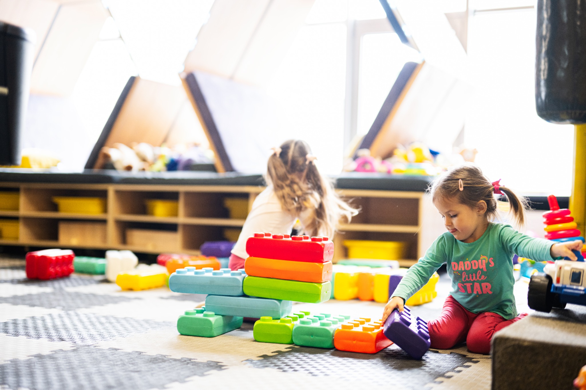 Enfants jouant avec des blocs
